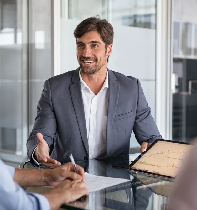 Equipe da LBarros Seguros em atendimento consultivo, protegendo famílias e empresasv